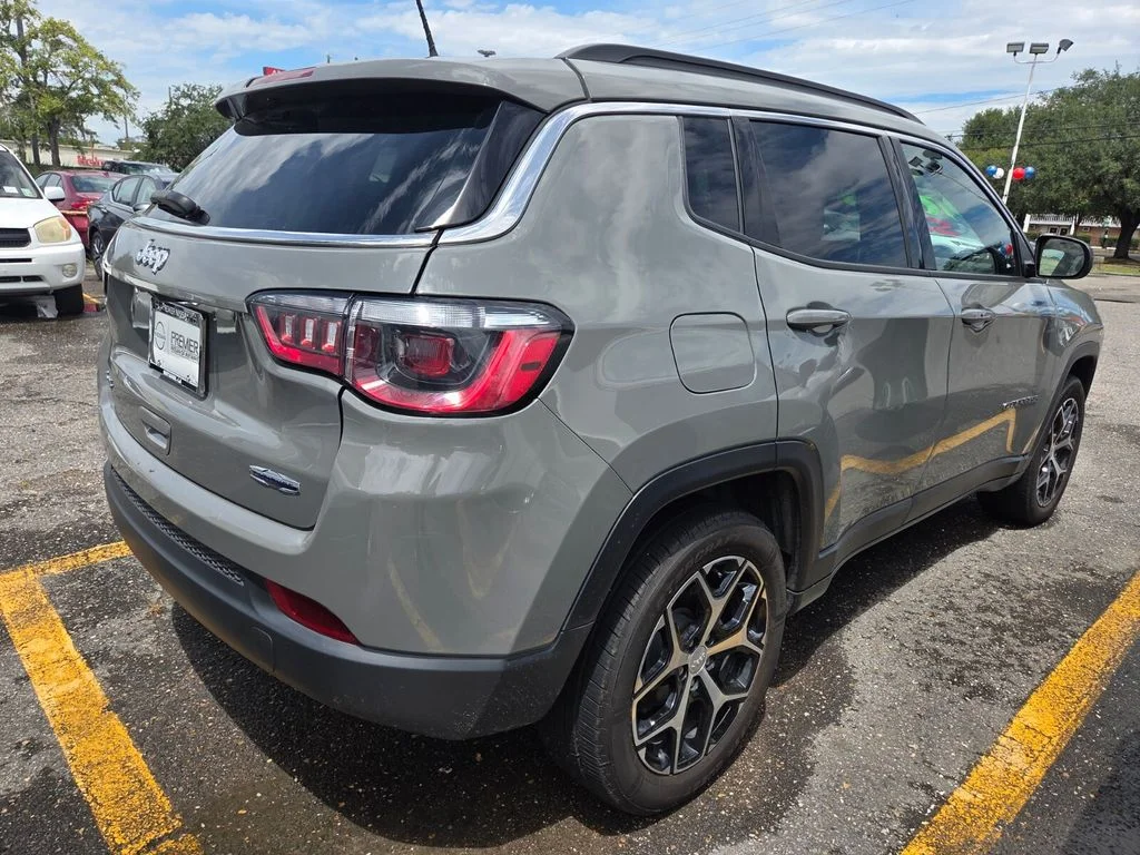 Used 2024 Gray Jeep Latitude image 5