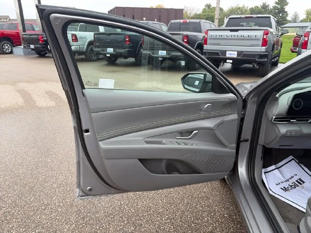 Used 2025 Metal Hyundai SEL Convenience image 17