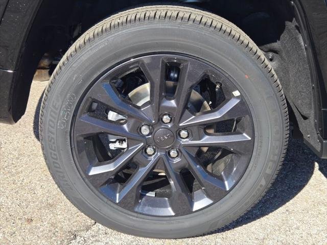 New 2026 Diamond Black Crystal Pearlcoat Jeep Limited image 41