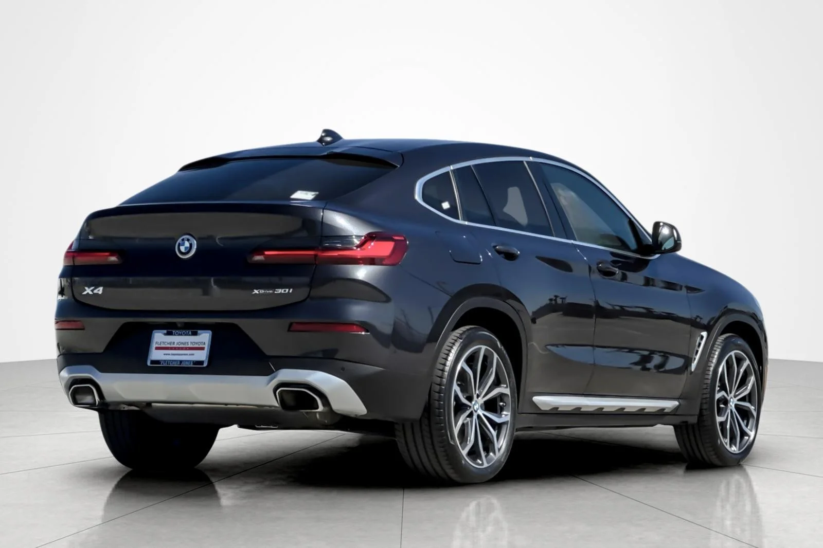 Used 2024 DARK GRAPHITE METALL BMW xDrive30i image 5