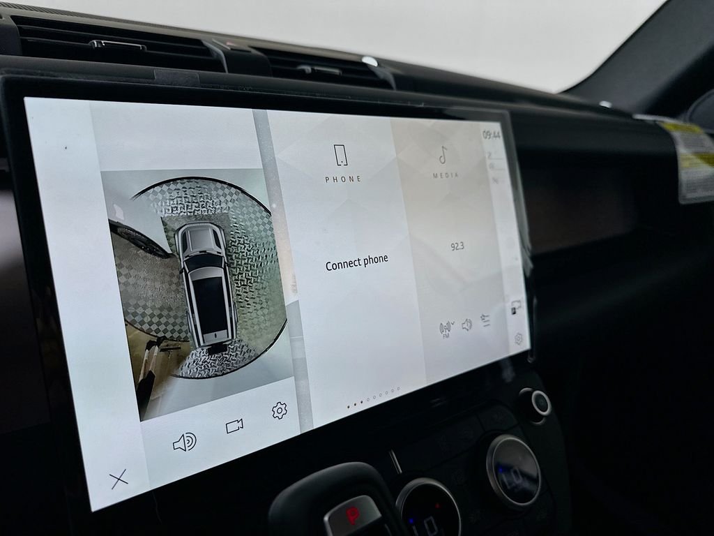 New 2026 Fuji White Land Rover X-Dynamic SE image 17