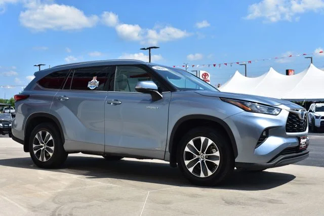 Used 2020 Blue Toyota XLE image 4