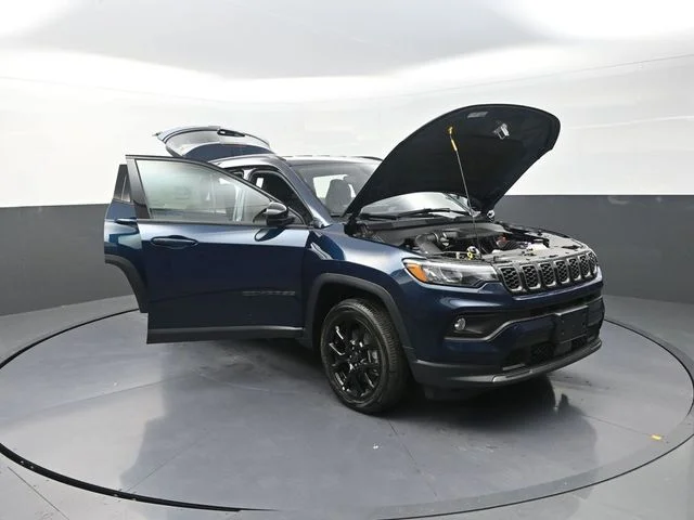 New 2026 Fathom Blue Pearl-Coat Exterior Paint Jeep Latitude image 32