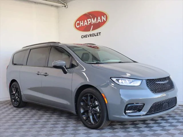 2023 Chrysler Pacifica Touring L's photo