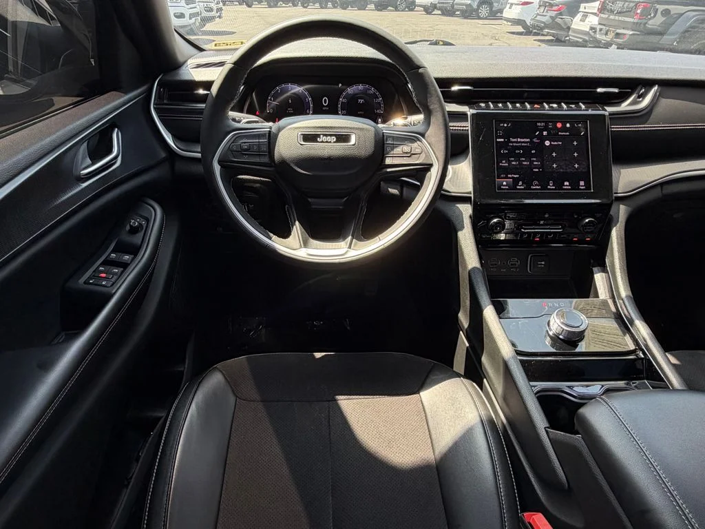 Used 2023 Silver Jeep Altitude image 27