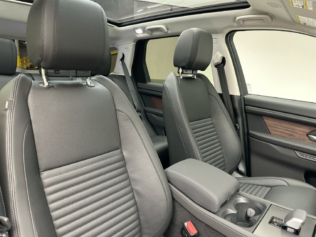 Used 2025 Hakuba Silver Metallic Land Rover S image 4