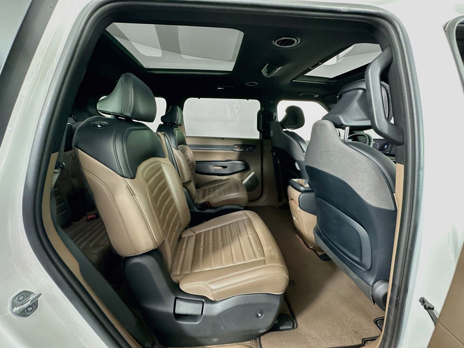 Used 2024 Snow White Pearl Kia Land image 29