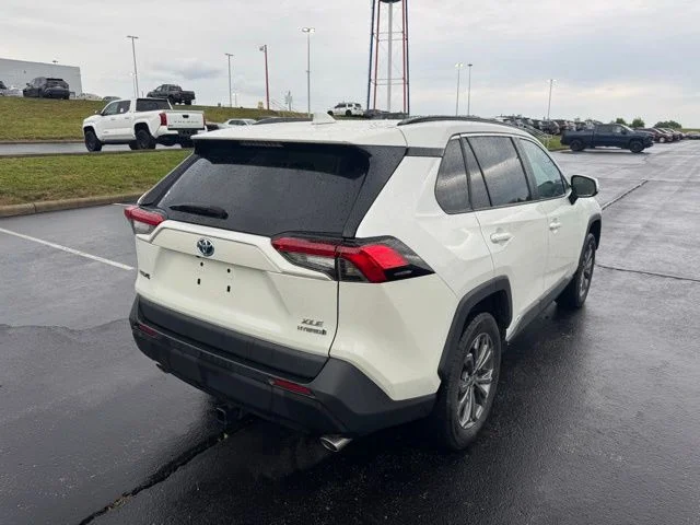 Used 2022 White Toyota XLE Premium image 3