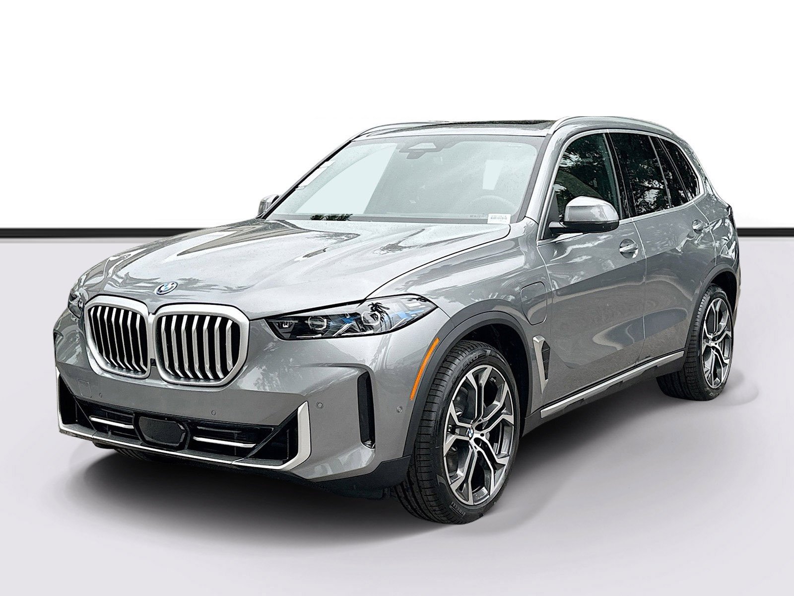 New 2026 Skyscraper Grey Metallic BMW xDrive50e image 3