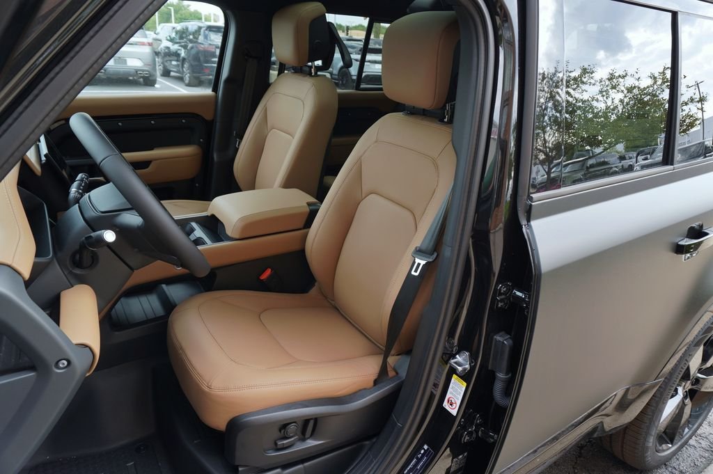 New 2026 Santorini Black Land Rover X-Dynamic SE image 13