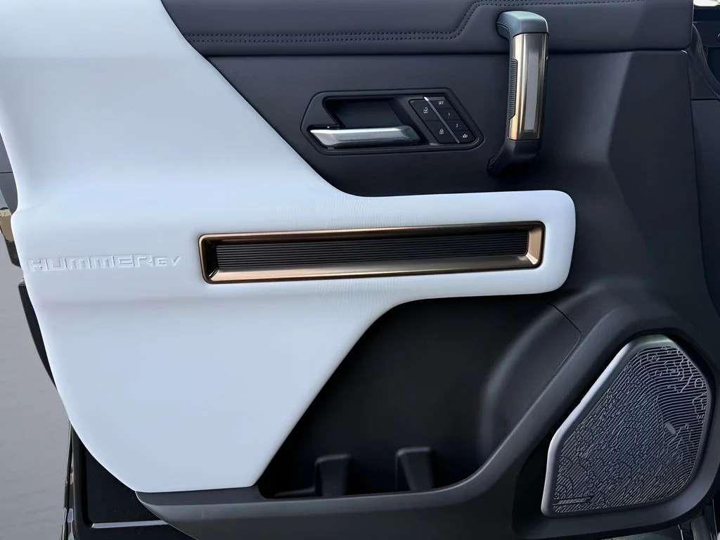 Used 2025 Black GMC 2X image 9