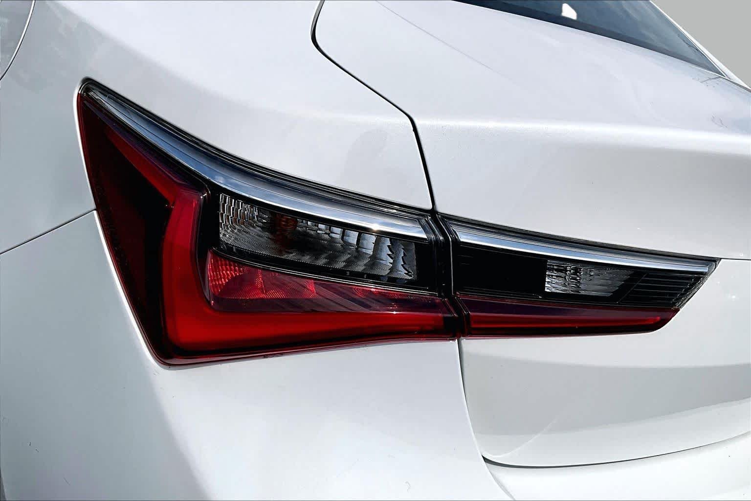 Used 2019 Platinum White Pearl Acura w/Premium Pkg image 29