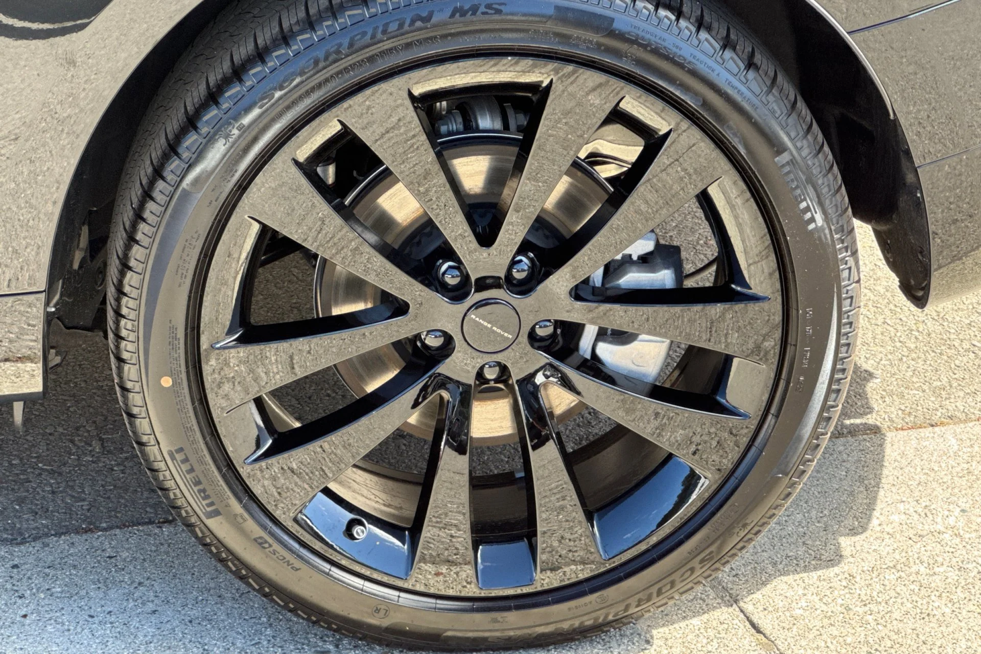 New 2026 Santorini Black Land Rover Dynamic SE image 11