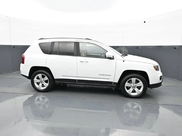 Used 2016 Bright White Clearcoat Jeep Latitude image 8