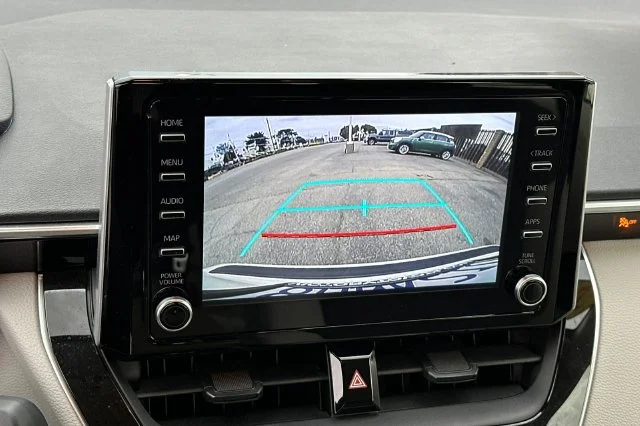 Used 2020 White Toyota LE image 21