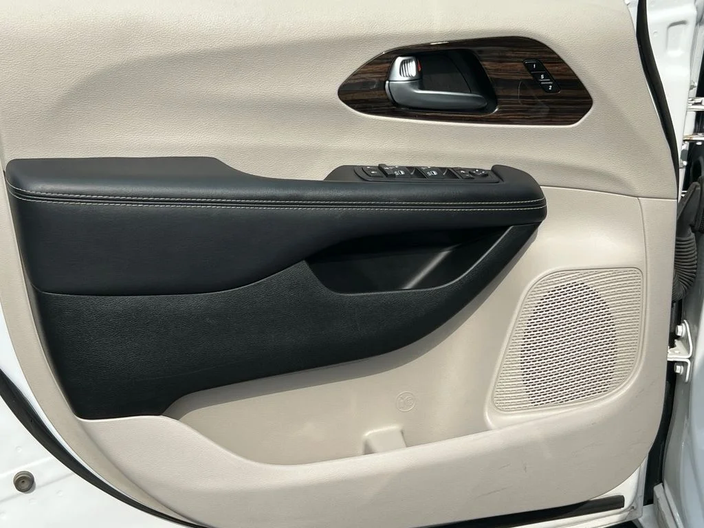 Used 2023 White Chrysler Limited image 16