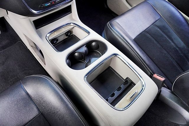 Used 2018 White Dodge SXT image 28