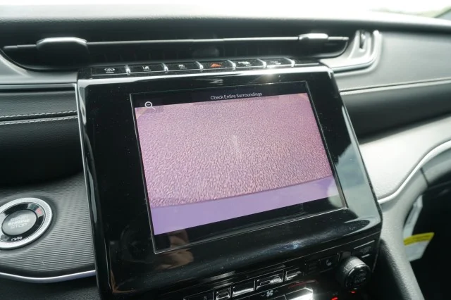 Used 2025  Jeep Laredo X image 33