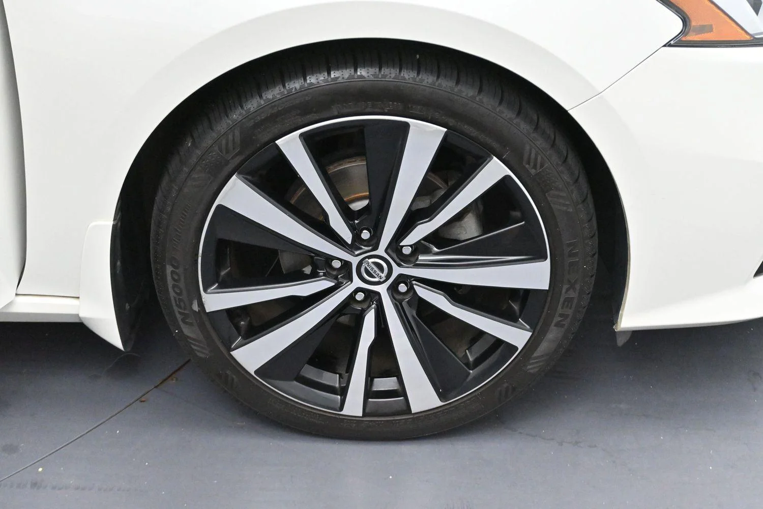 Used 2020 Pearl White Tricoat Nissan 2.5 SR image 29