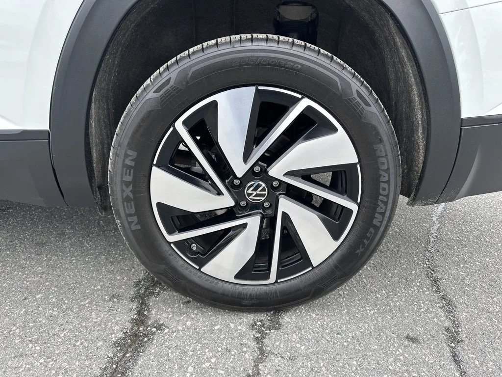 Used 2024  Volkswagen 2.0T SE w/Technology image 31