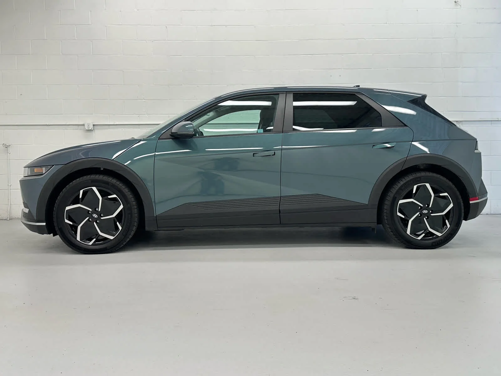 Used 2024 Digital Teal Hyundai SEL image 3