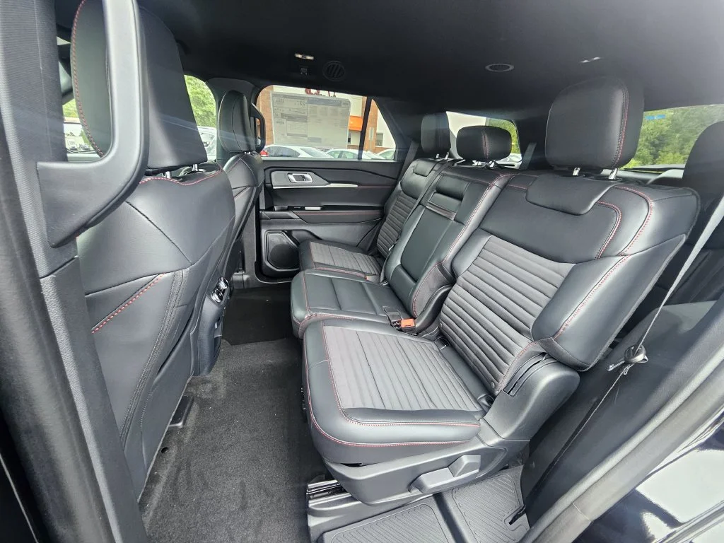 New 2027 Agate Black Metallic Ford ST-Line image 12