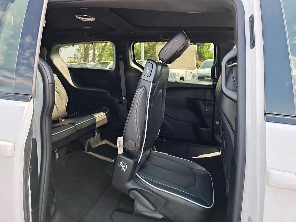 New 2027 Bright White Clear-Coat Exterior Paint Chrysler Limited image 36