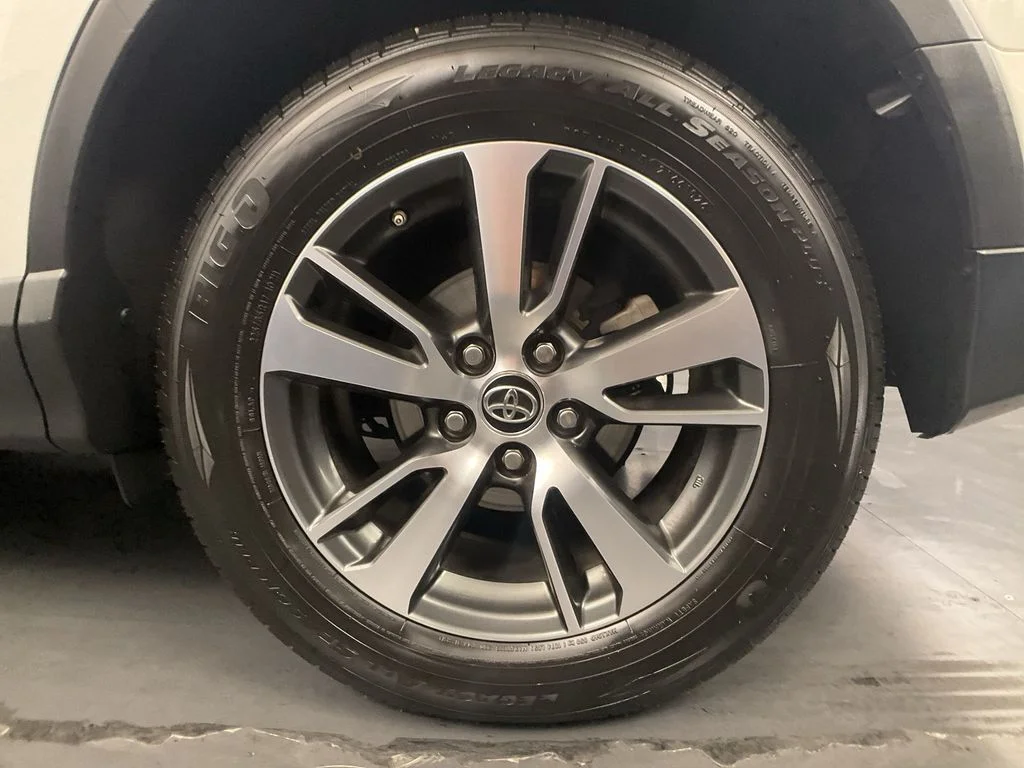 Used 2018 Super White Toyota XLE image 25