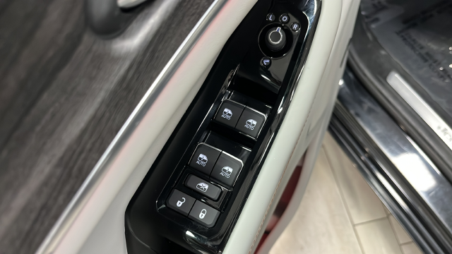 Used 2023 Diamond Black Crystal Pearlcoat Jeep Overland image 22