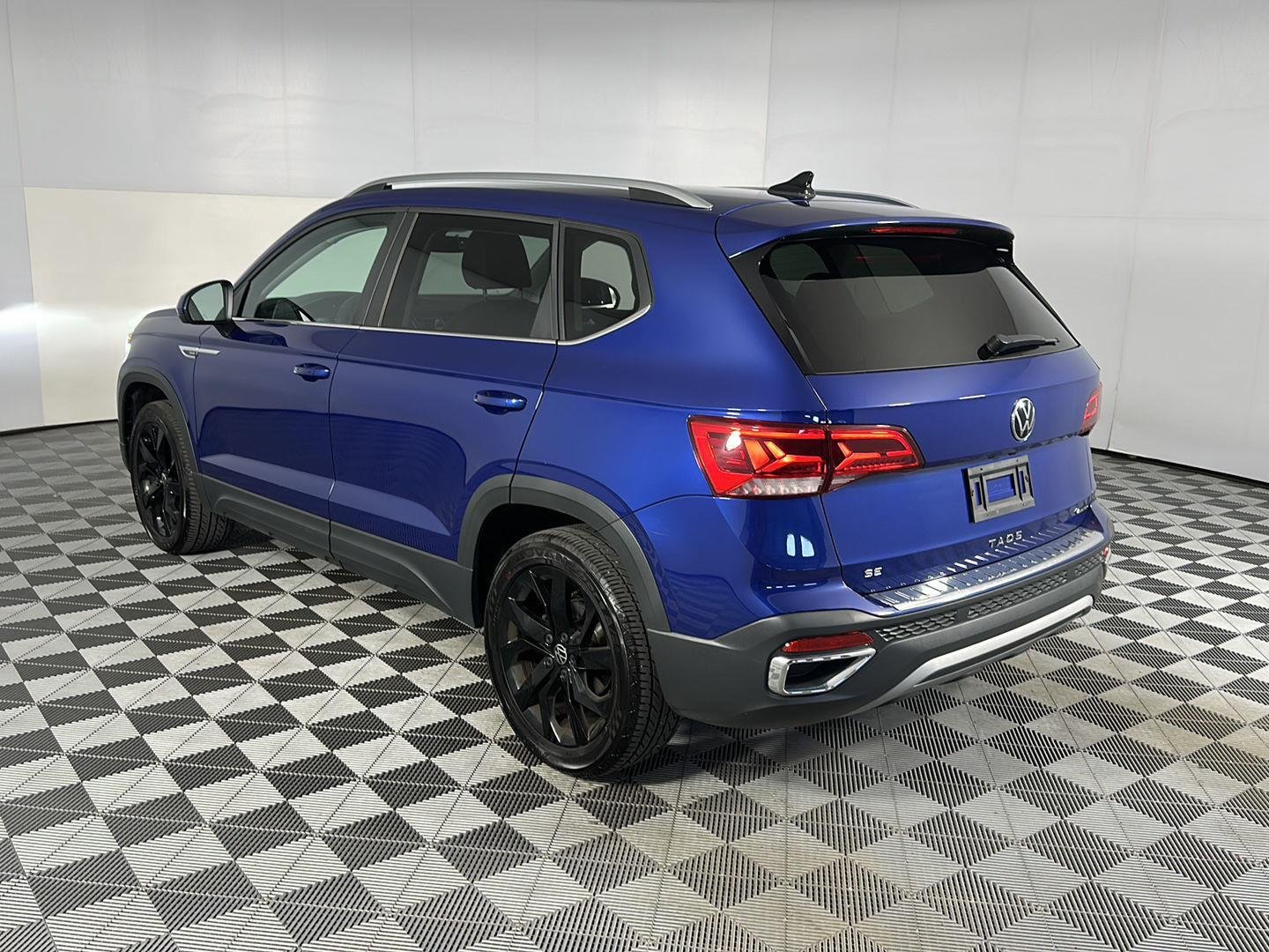 Used 2023 Dusk Blue Metallic Volkswagen SE image 8