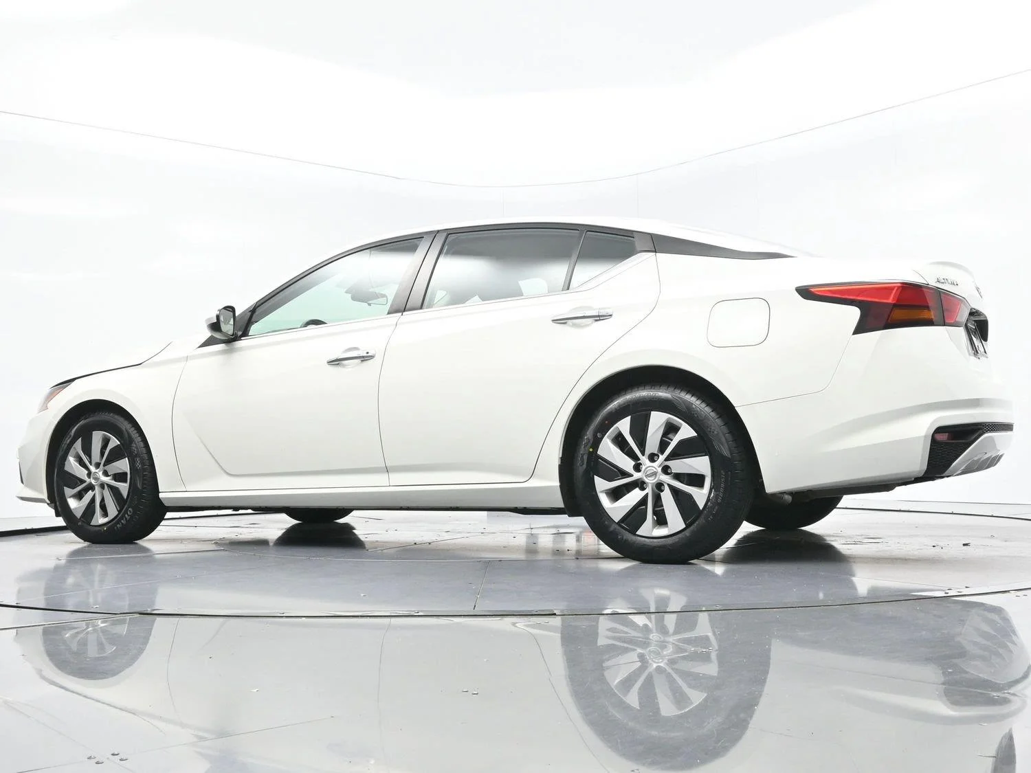 Used 2022 Glacier White Nissan 2.5 S image 42