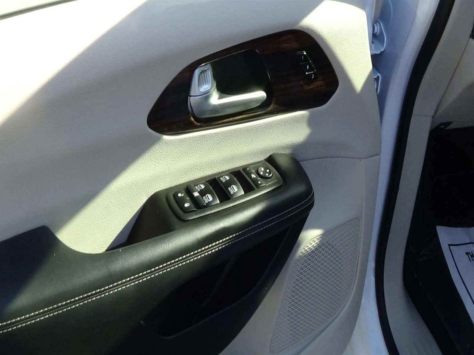 Used 2024 Bright White Clear Coat (pw7) Chrysler Limited image 18