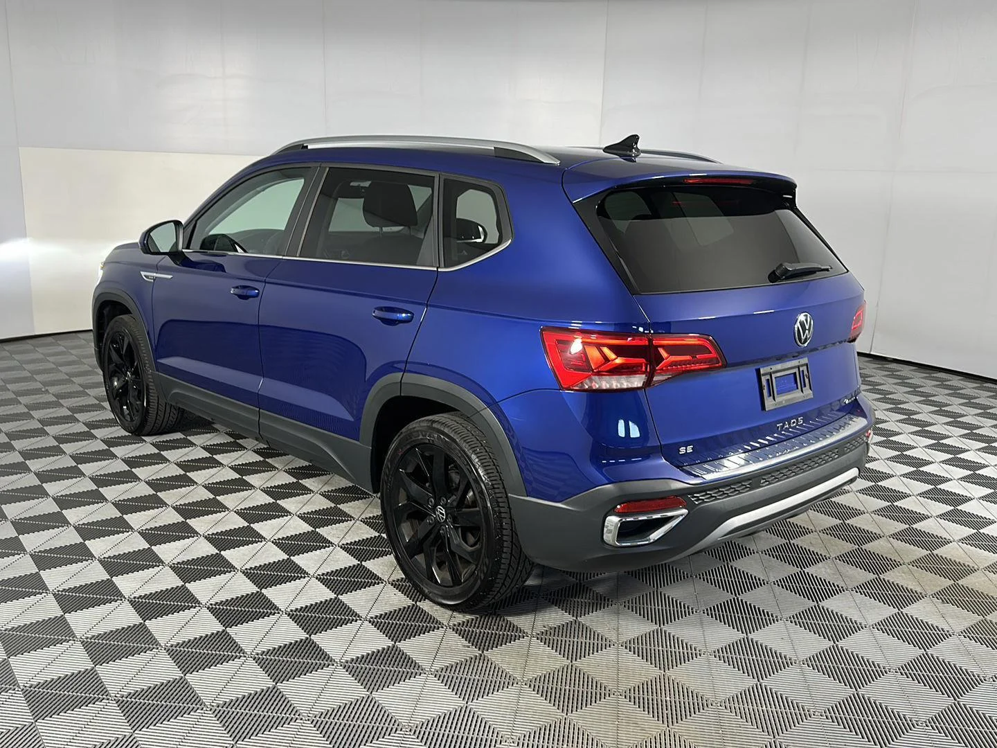 Used 2023 Dusk Blue Metallic Volkswagen SE image 8