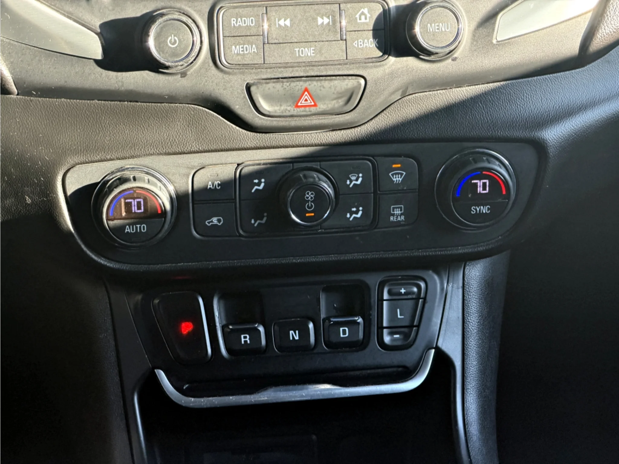 Used 2018 Quicksilver Metallic GMC SLT image 17
