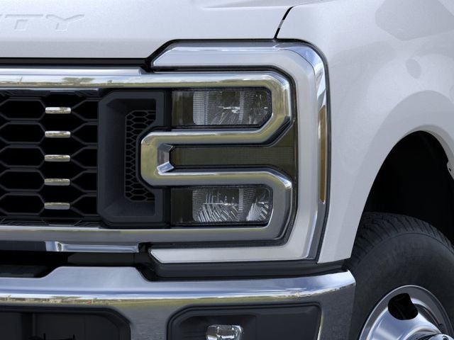 New 2026 Star White Metallic Tri-Coat Ford F-350® Lariat® image 18