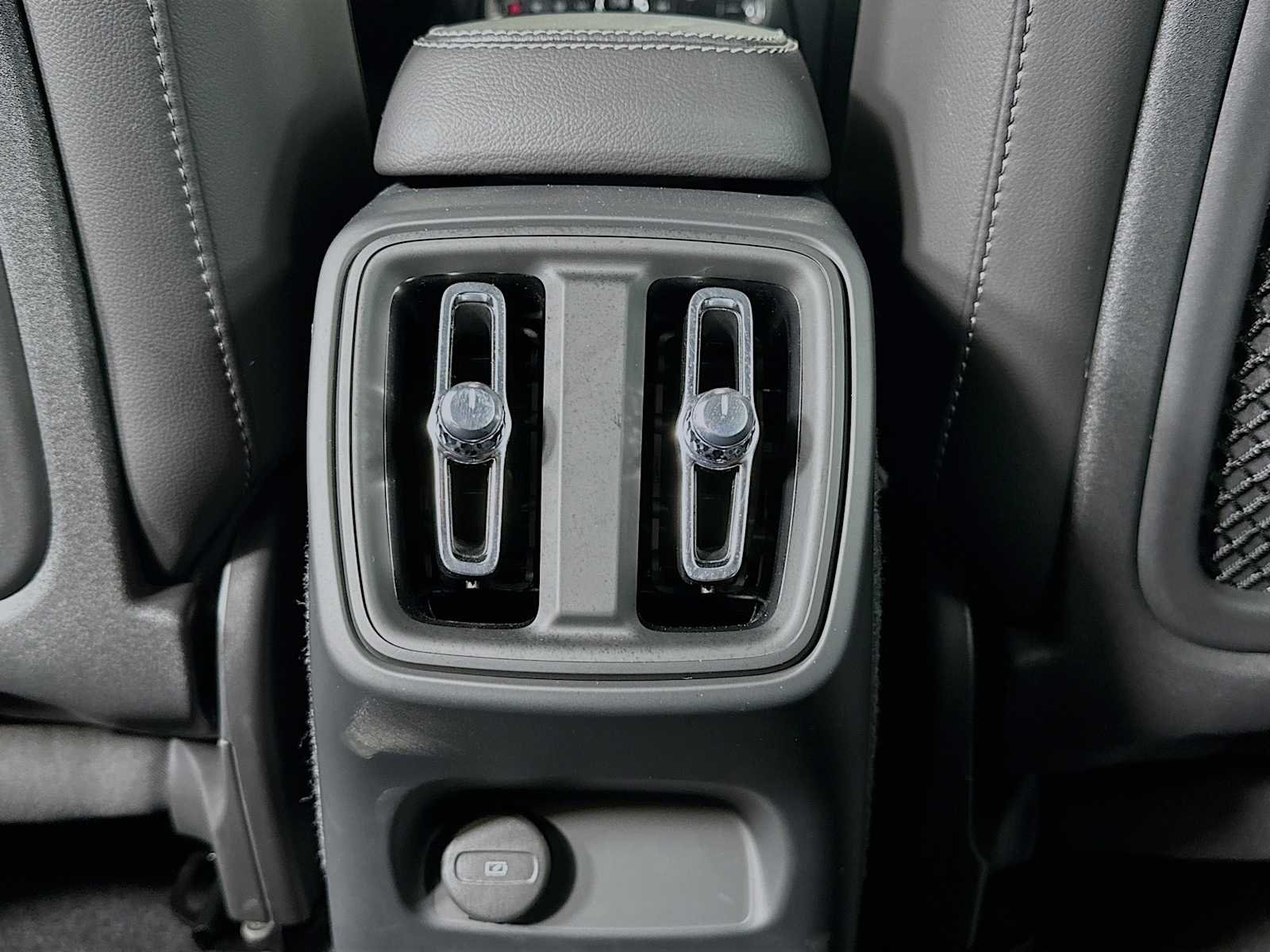 2025 Volvo XC40 Plus - Photo 24