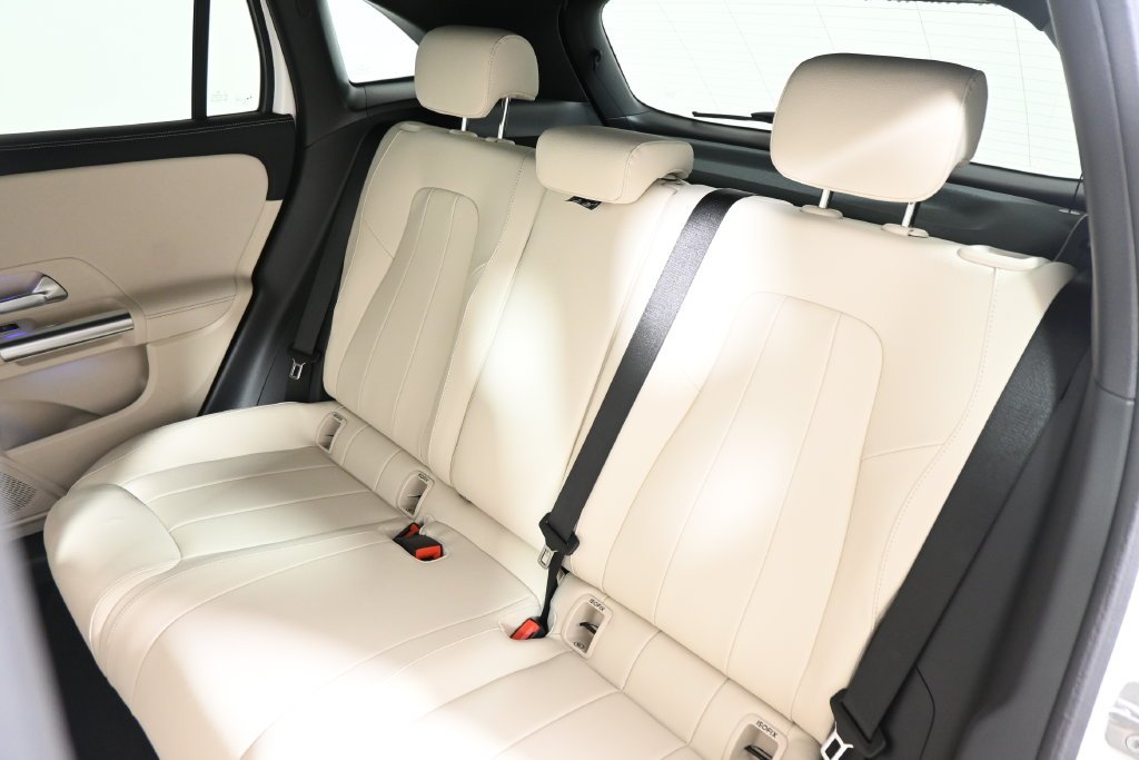 Used 2026 Polar White Mercedes-Benz GLA 250 image 4
