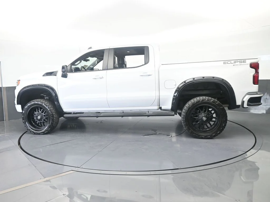 Used 2022 Summit White Chevrolet RST image 3