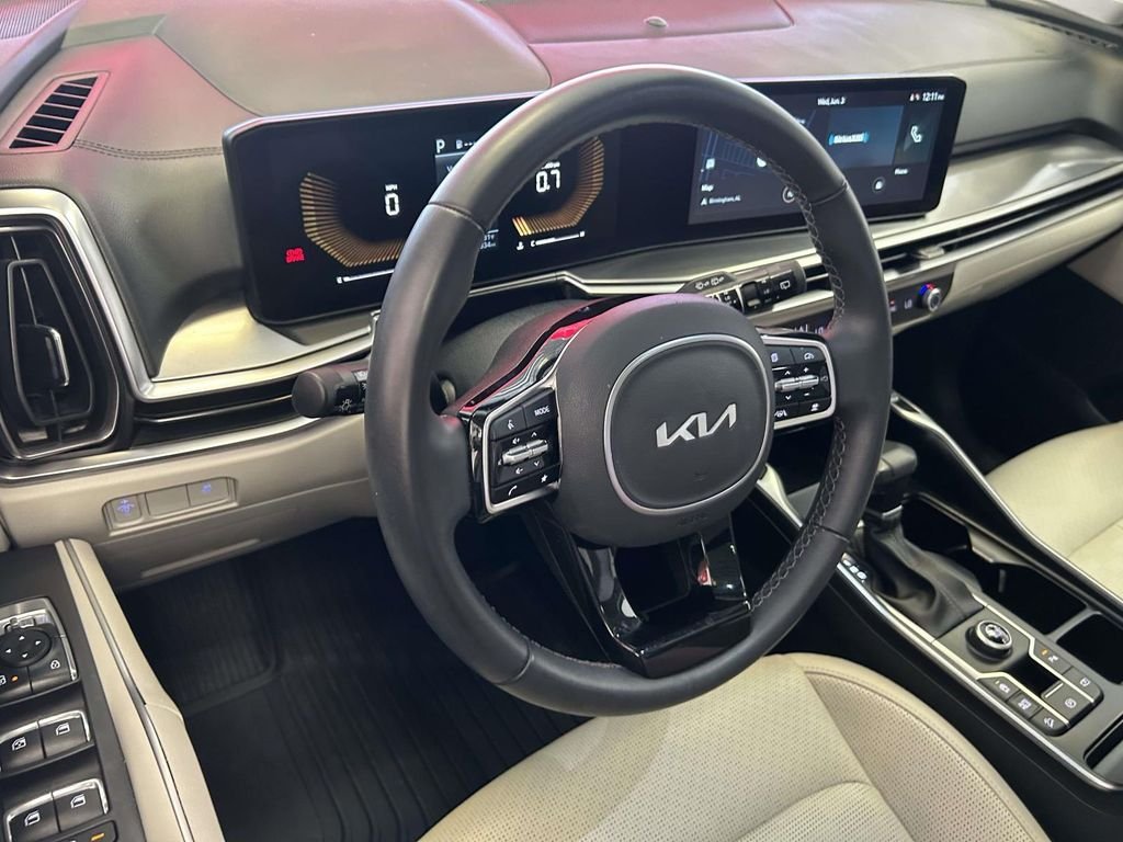 Used 2025 White Kia S image 12
