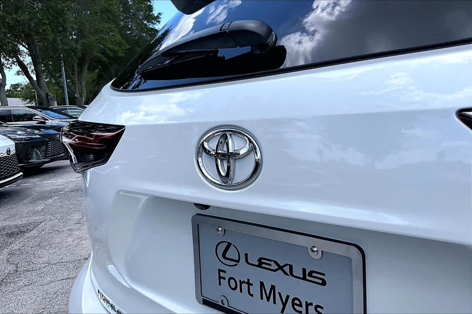 Used 2025 Wind Chill Pearl Toyota Hybrid Limited image 31