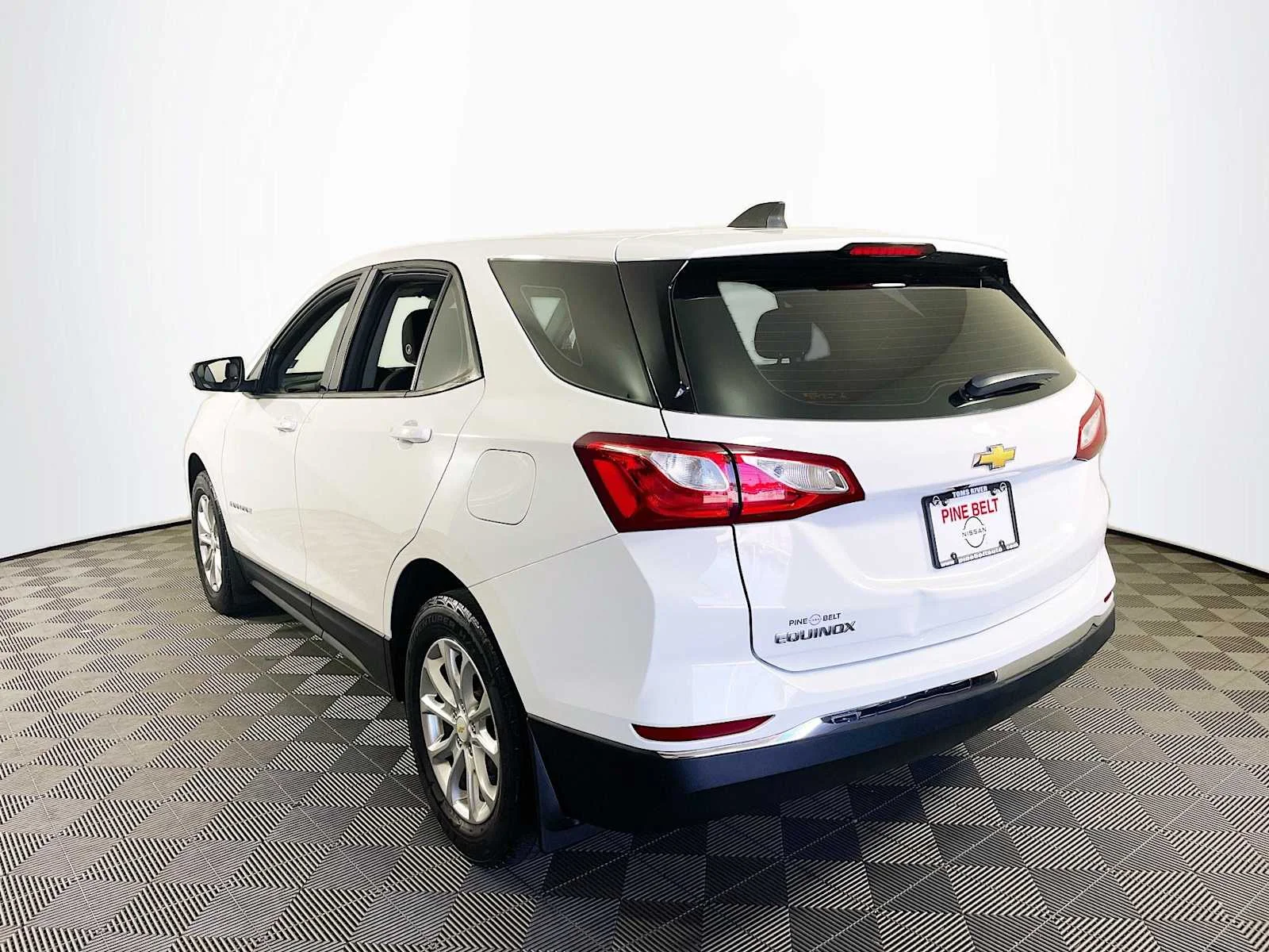 Used 2018 Summit White Chevrolet LS image 6