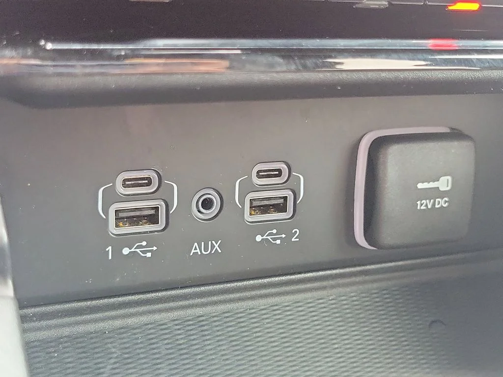 Used 2025 White Jeep Laredo image 25