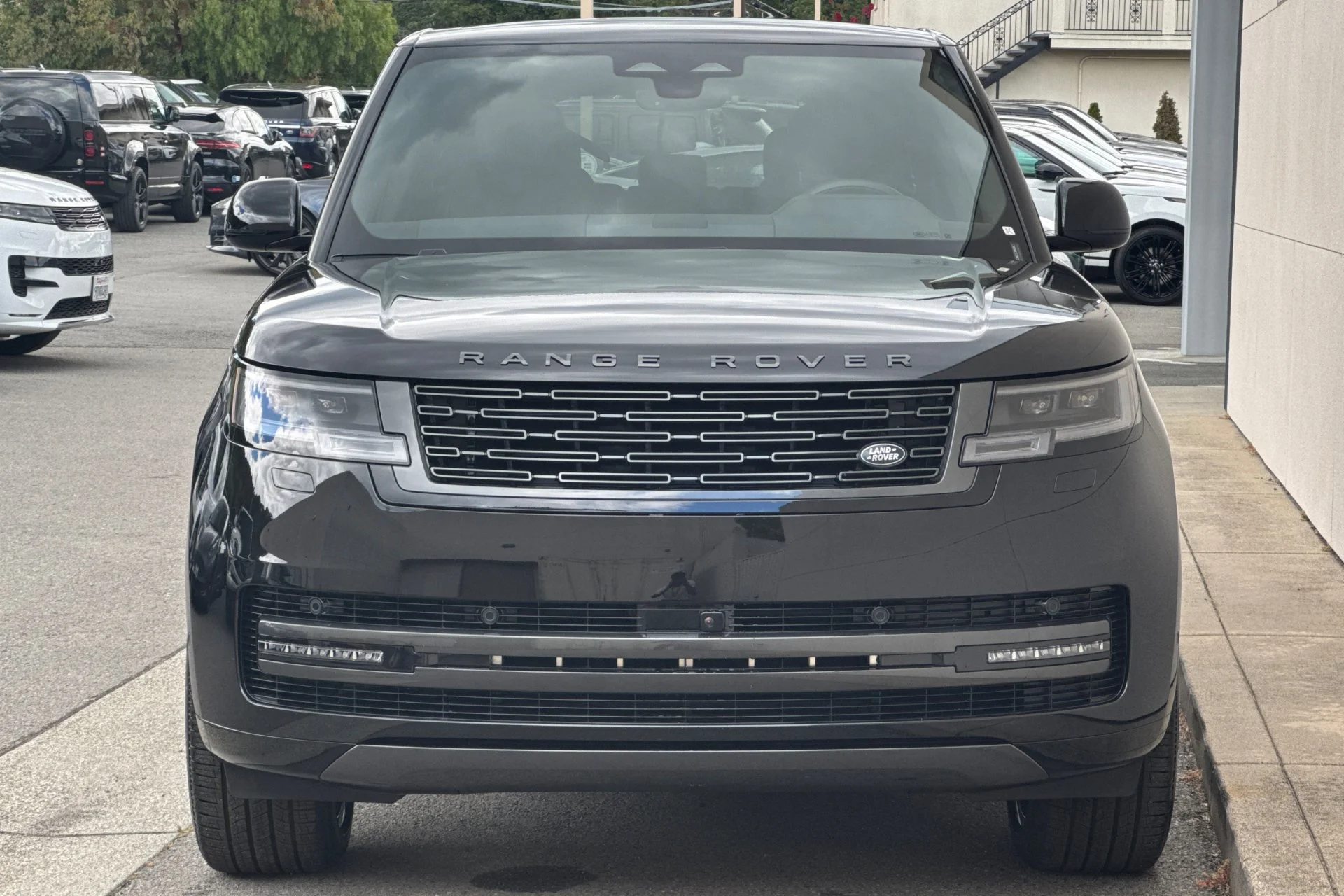 New 2026 SANTORINI BLACK Land Rover SE image 10