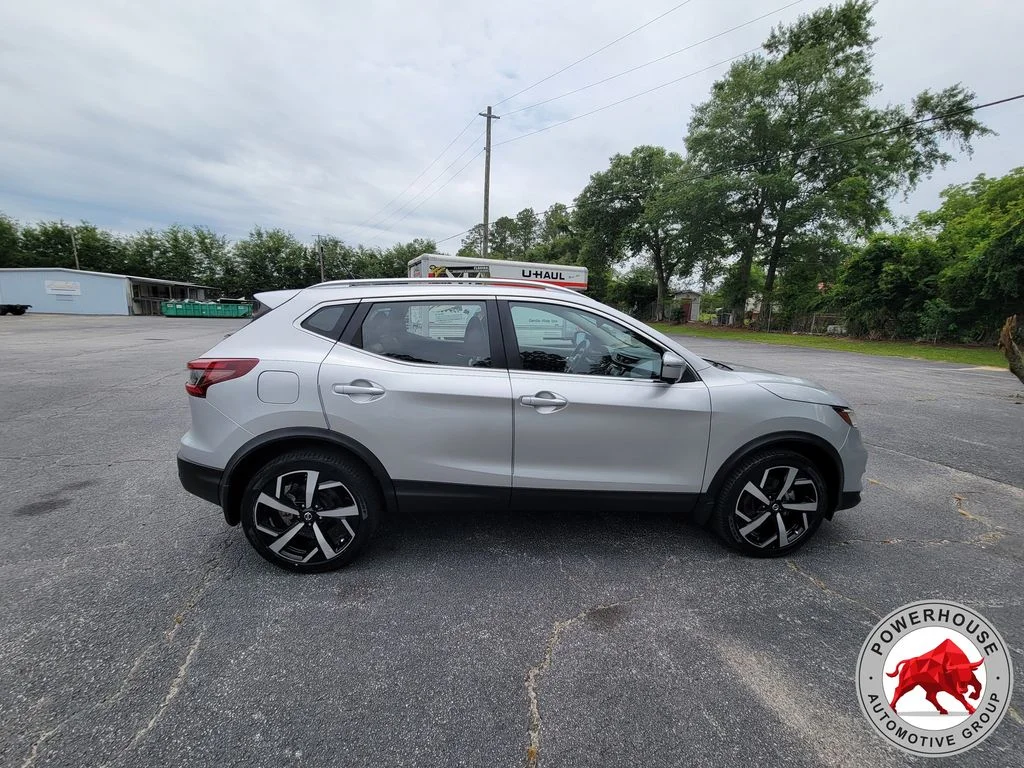 Used 2021 Silver Nissan SL image 6