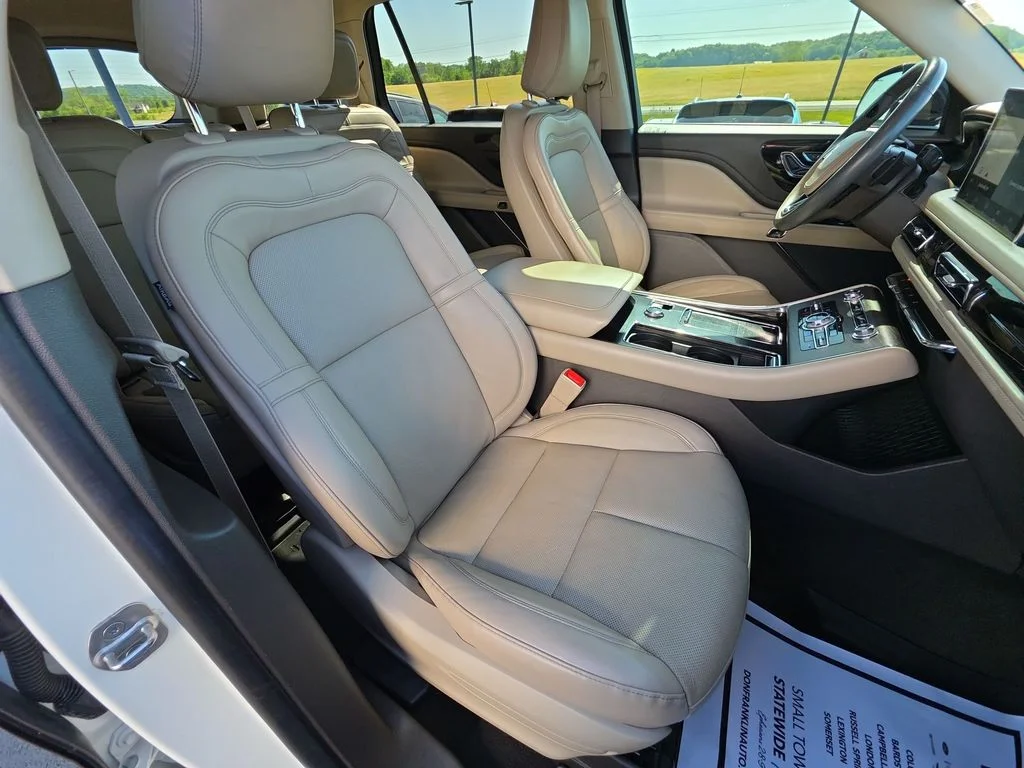 Used 2021 White Lincoln Reserve image 26