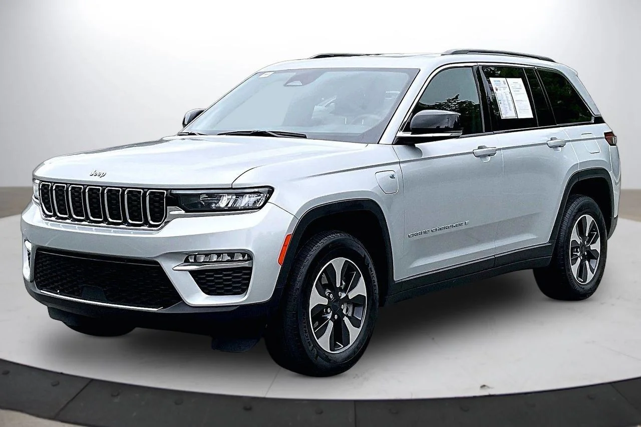Used 2024 Silver Jeep 4xe image 4