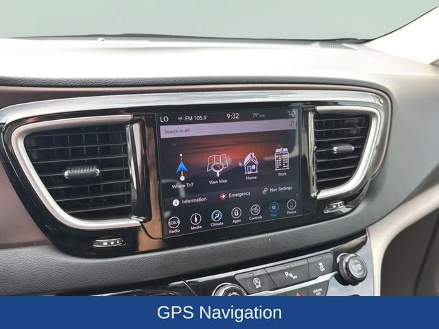 Certified Used 2018 Gray Chrysler Touring L image 10