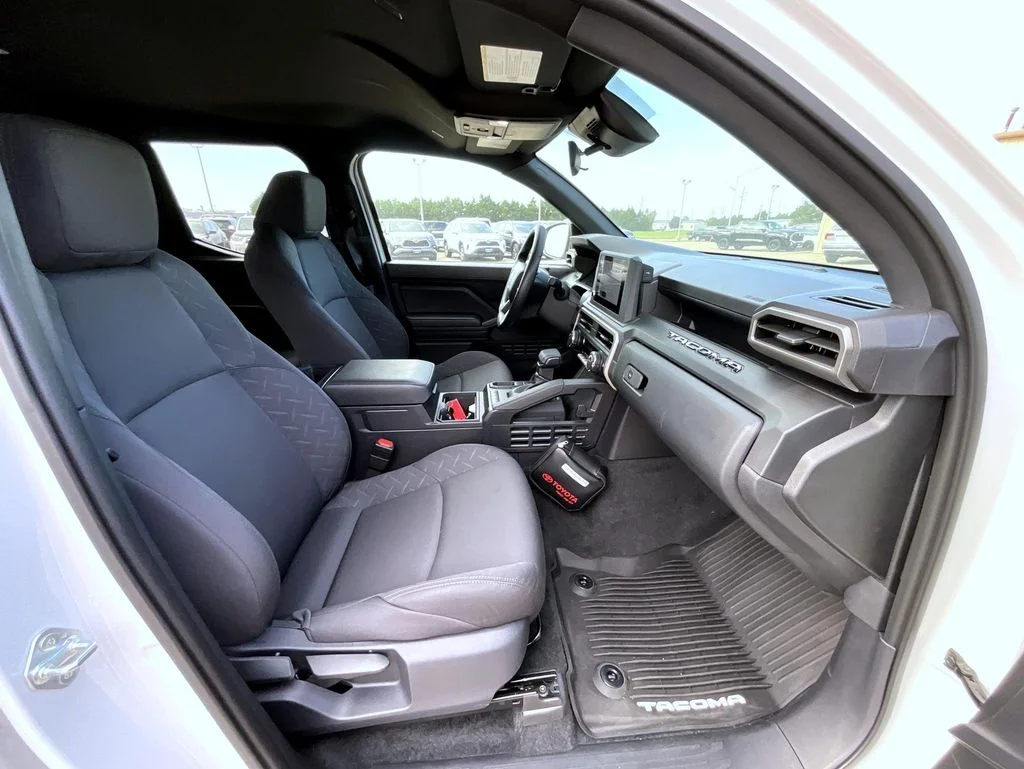 2025 Toyota Tacoma SR - Photo 11