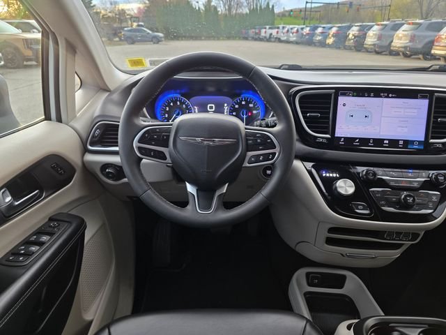 Used 2023 Bright White Clearcoat Chrysler Touring L image 21