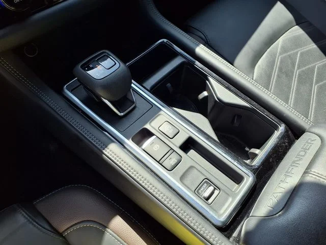 Used 2025 Gray Nissan Platinum image 9